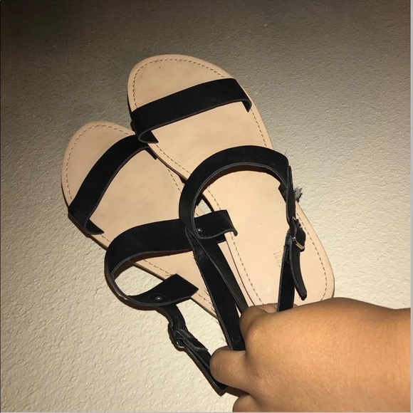 black sandals with strap on the back - Picture 2 of 4